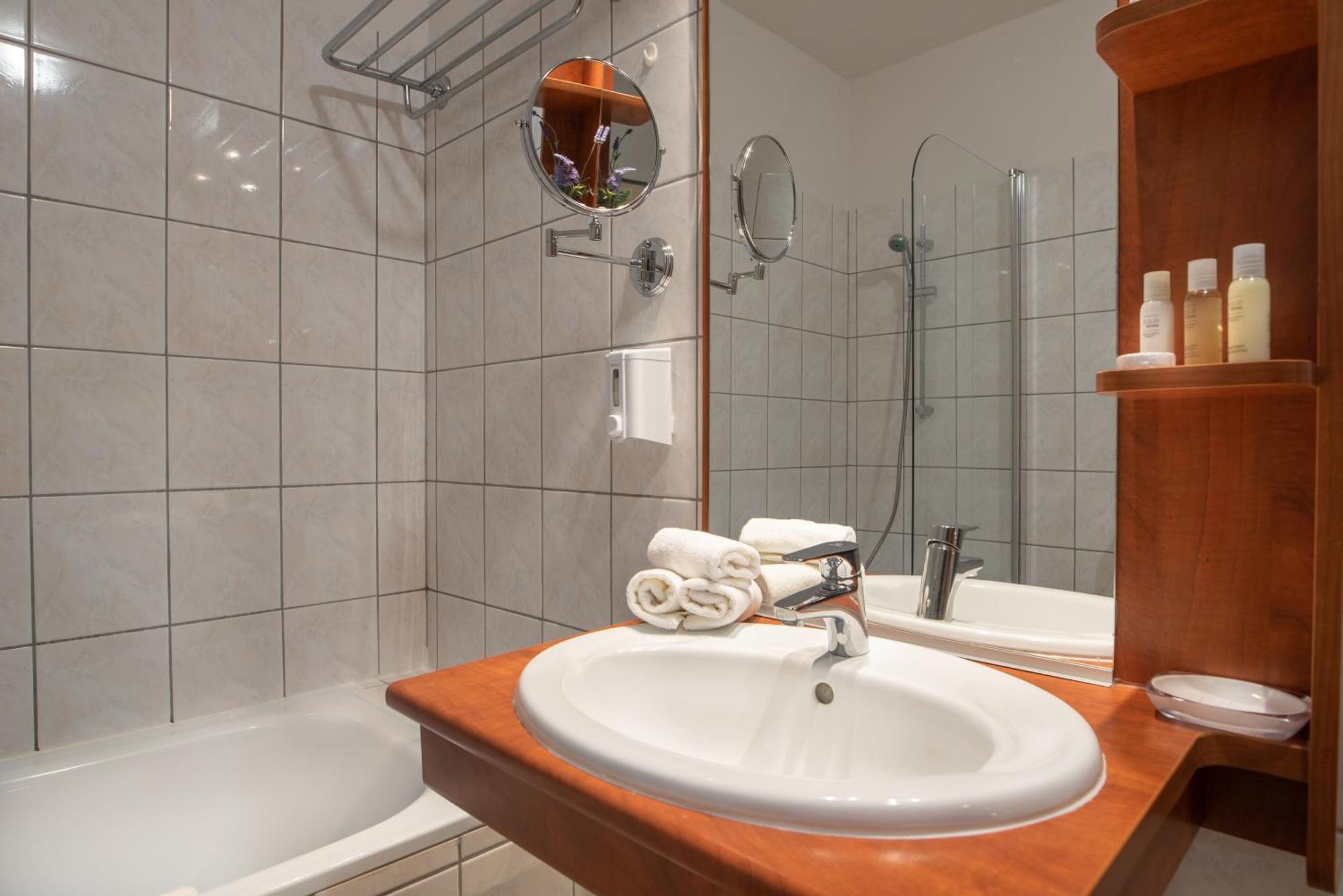 Holdvirag Hotel Sárvár Esterno foto