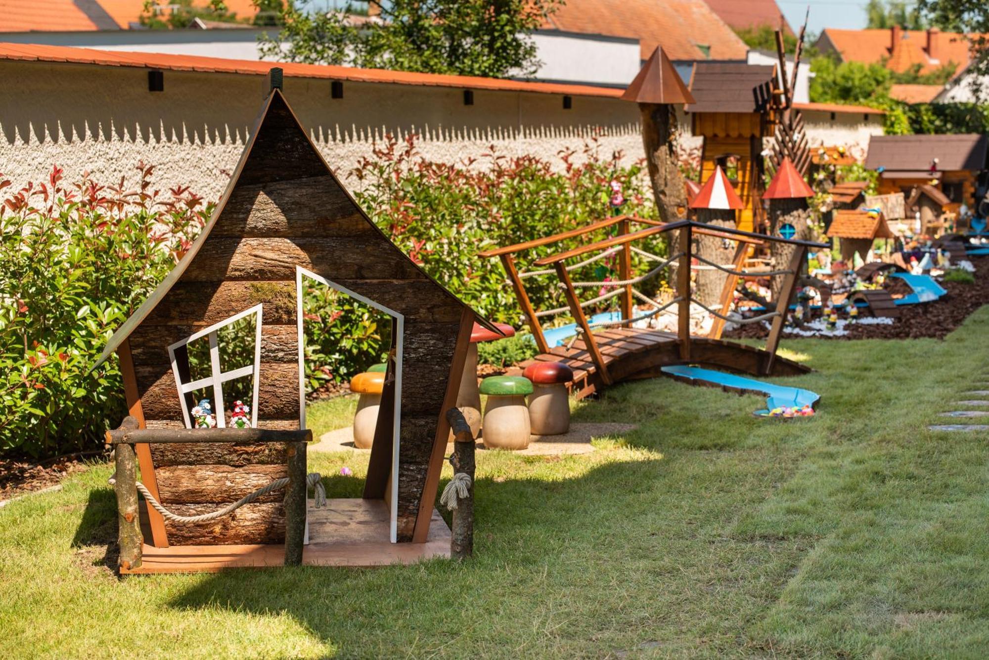 Holdvirag Hotel Sárvár Esterno foto